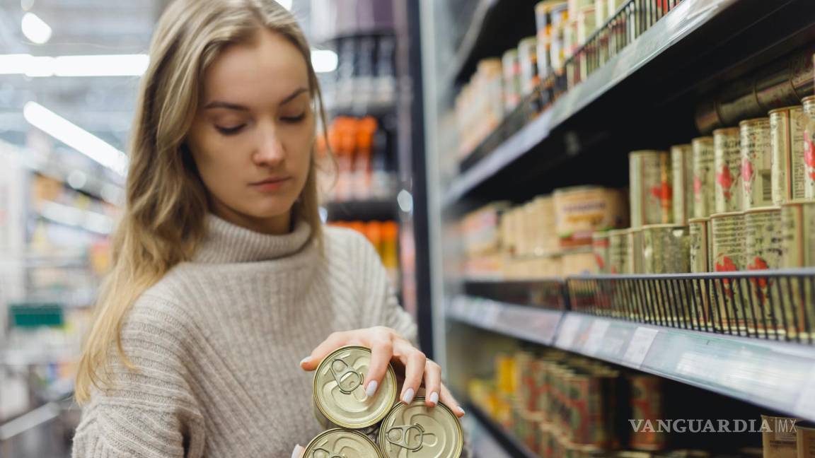 $!Mujer comprando alimentos enlatados en el 'super'.