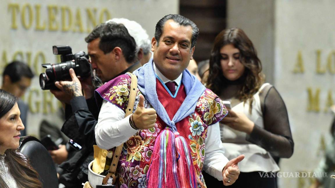 $!Sergio Gutiérrez Luna, presidente de la mesa directiva con un traje típico de Zinacantán, antes de la discusión del desafuero de Cuauhtémoc Blanco.