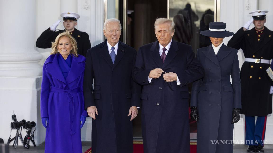 $!El presidente Joe Biden y la primera dama, Jill Biden, dan la bienvenida al presidente electo Donald Trump y a su esposa Melania Trump a la Casa Blanca.