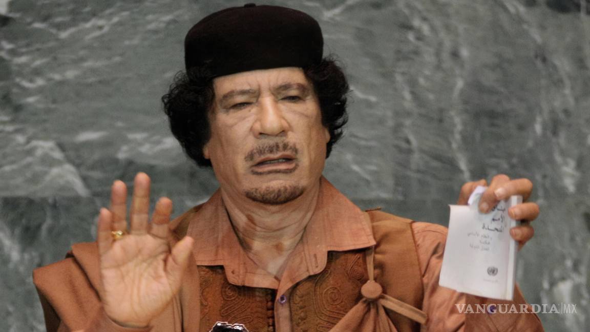 $!El líder libio Moammar Gadhafi muestra una copia rota de la Carta de las Naciones Unidas durante su discurso en la 64ta sesión de la Asamblea General de Naciones Unidas, el 23 de septiembre de 2009.