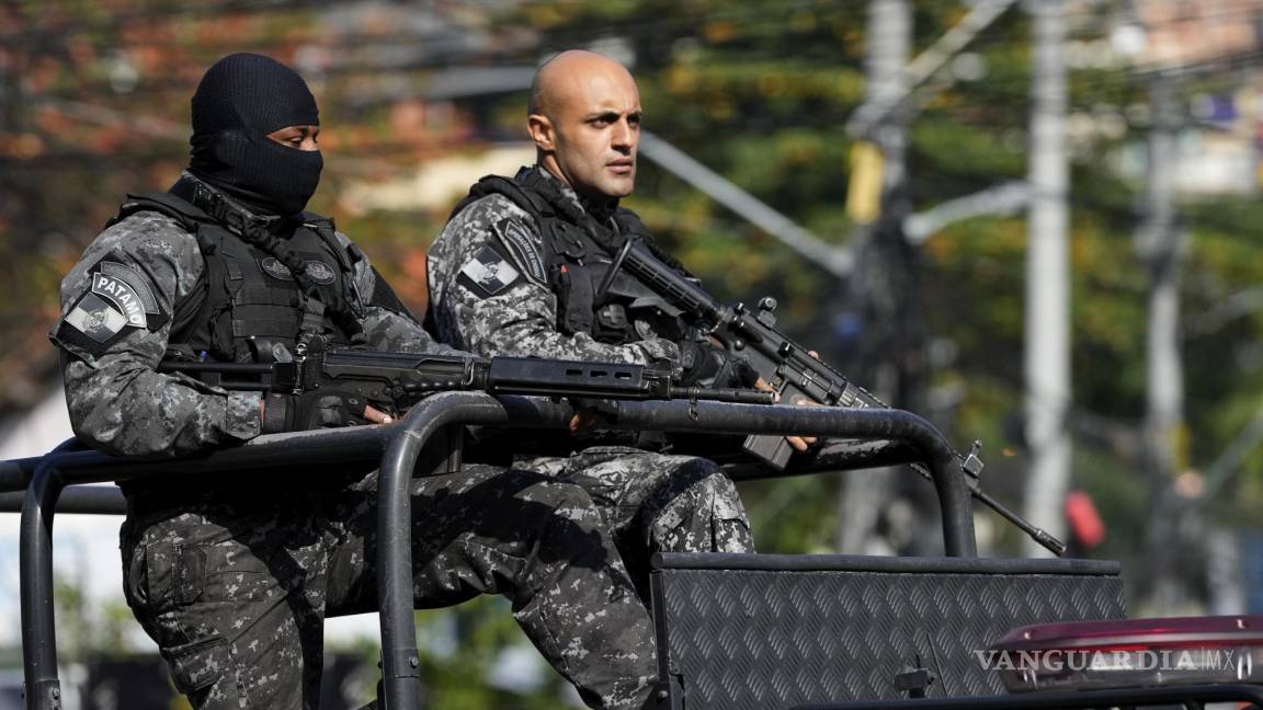 $!Un portavoz de la fuerza policial de Río afirmó que algunos de los criminales portaban uniformes para hacerse pasar por policías.