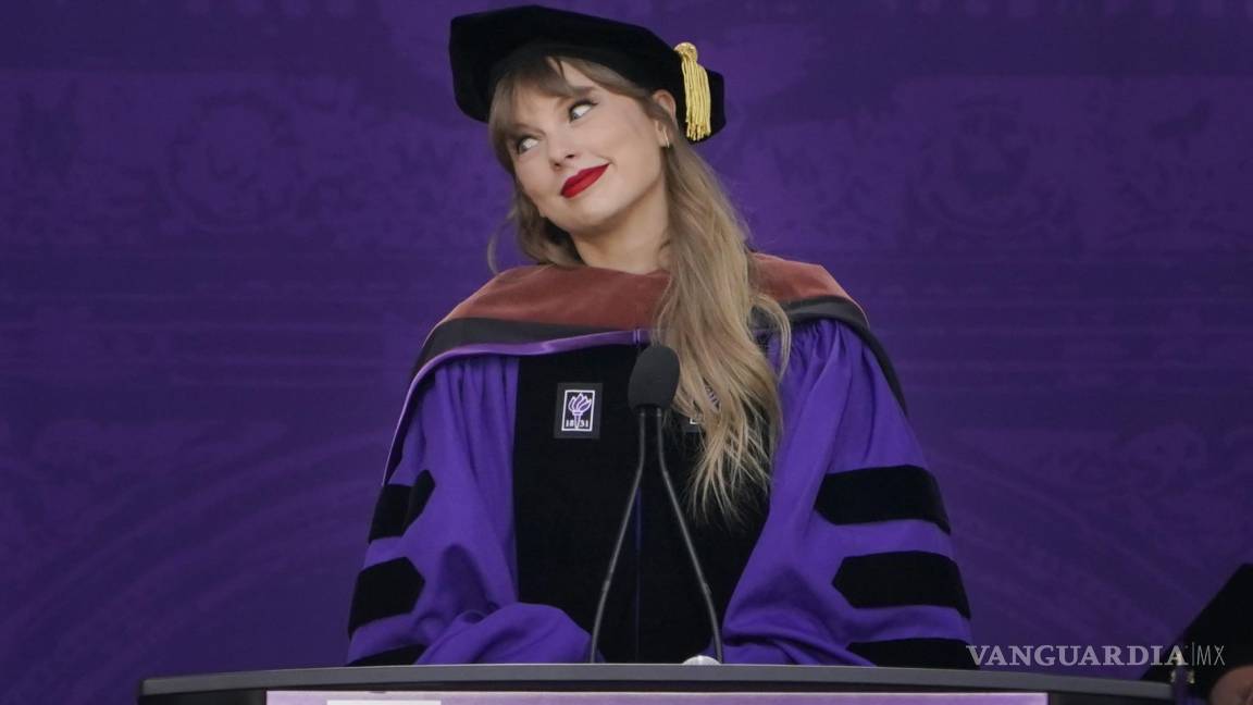 “Usando toga y birrete por primera vez”, Taylor Swift recibe Doctorado Honoris Causa en Bella Artes por la NYU