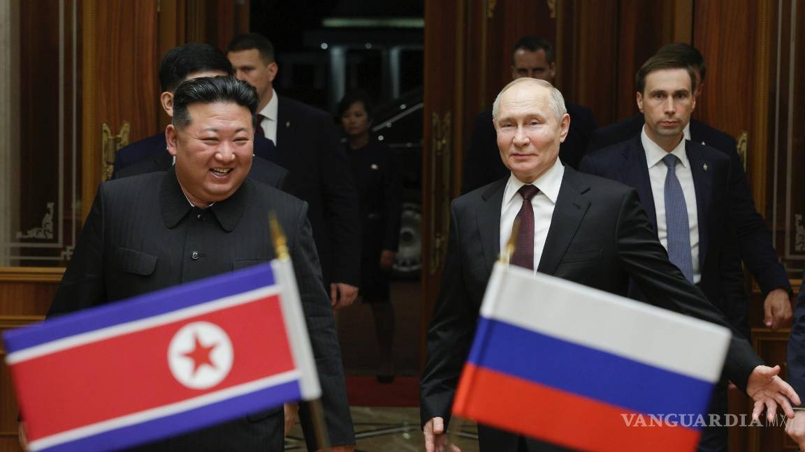 $!El presidente ruso, Vladimir Putin y el líder de Corea del Norte, Kim Jong Un, sonríen durante su reunión en el Aeropuerto Internacional Sunan de Pyongyang.