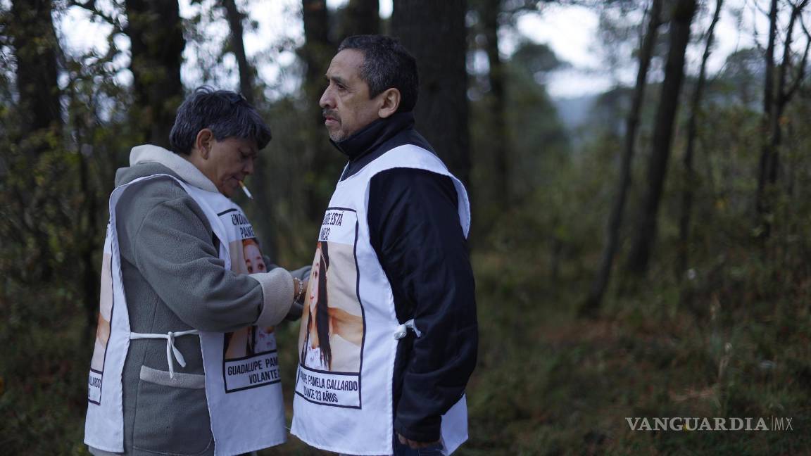 $!María del Carmen Volante y Esteban Gallardo padres de la joven desaparecida Guadalupe Pamela Gallardo, en una jornada de búsqueda en la zona del Ajusco.