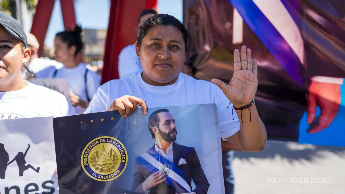 $!Un partidario del presidente de El Salvador, Nayib Bukele durante un evento de campaña frente a un centro comercial en San Salvador, El Salvador.