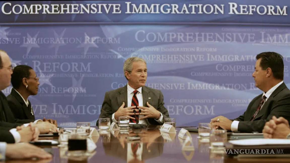 $!El expresidente George W. Bush (c) habla con los periodistas sobre la verificación del estatus migratorio de un empleado en Washington, el 16 de mayo de 2007