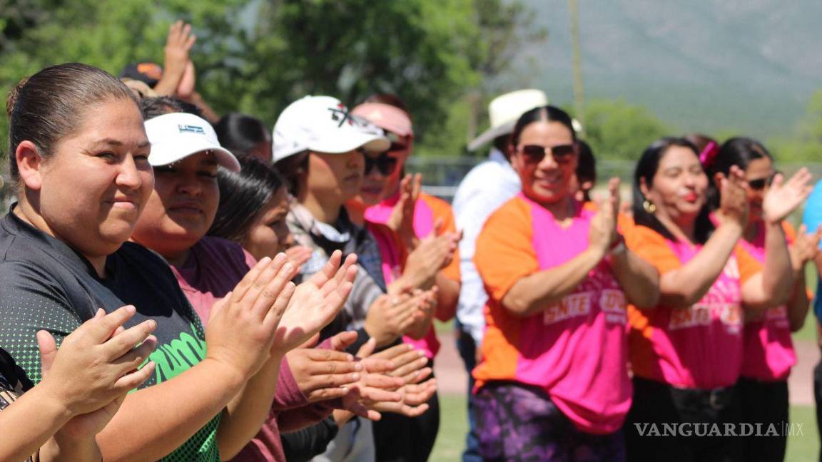 $!Niños y adultos disfrutan del ambiente festivo.