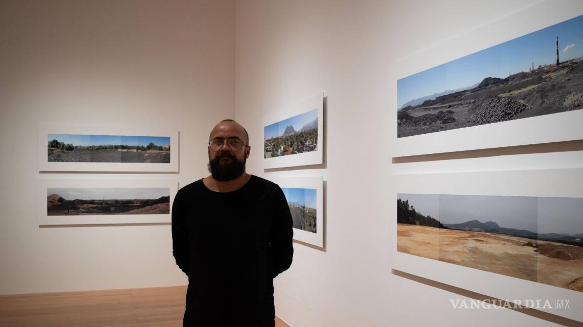 $!Rolando López con su obra Programa de Desplazamientos (2016-2023).