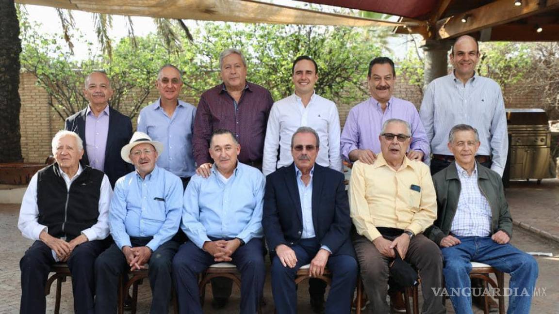 La fotografía que está dando de qué hablar en Coahuila; ex alcaldes del PRI y PAN comparten experiencias