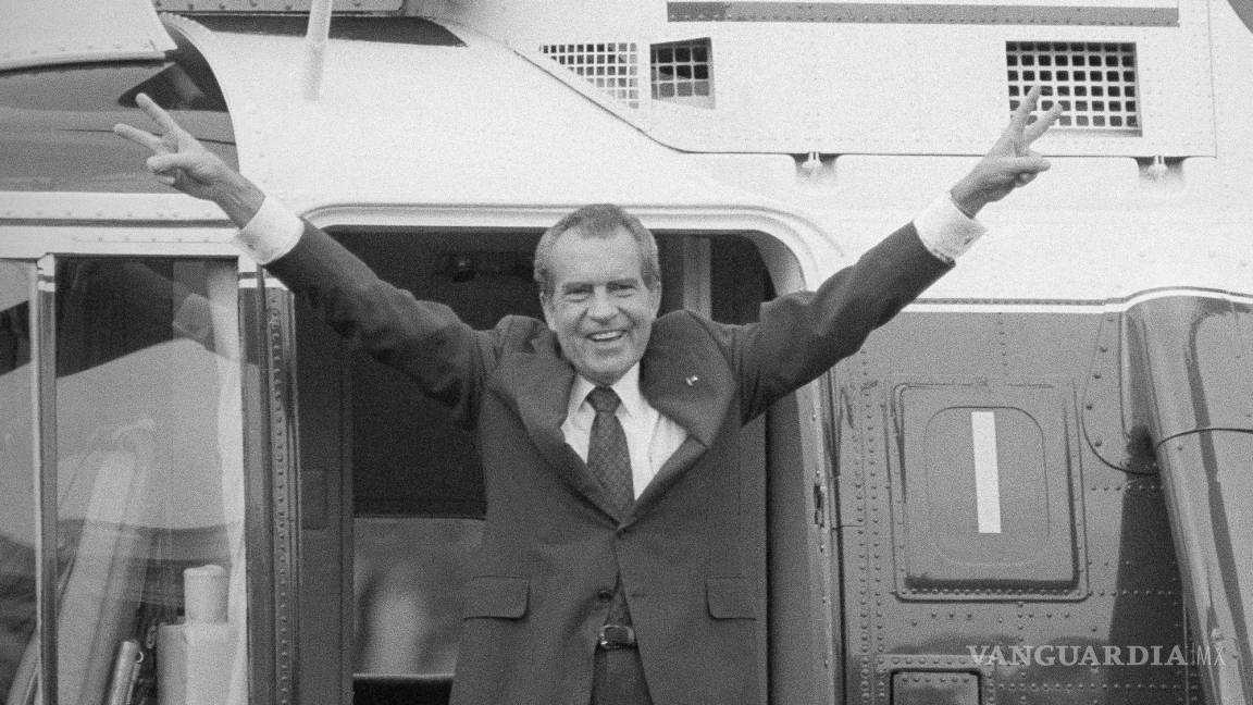 $!Richard Nixon se despide de su personal fuera de la Casa Blanca después de renunciar a la presidencia el 9 de agosto de 1974.