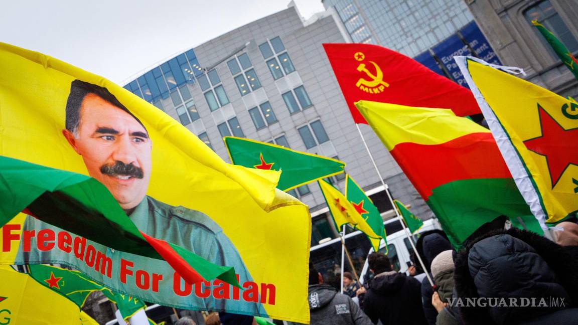 $!Kurdos en una protesta convocada por el Consejo Democrático de Comunidades del Kurdistá en Bélgica (NAV-BEL), cerca del Parlamento Europeo en Bruselas.