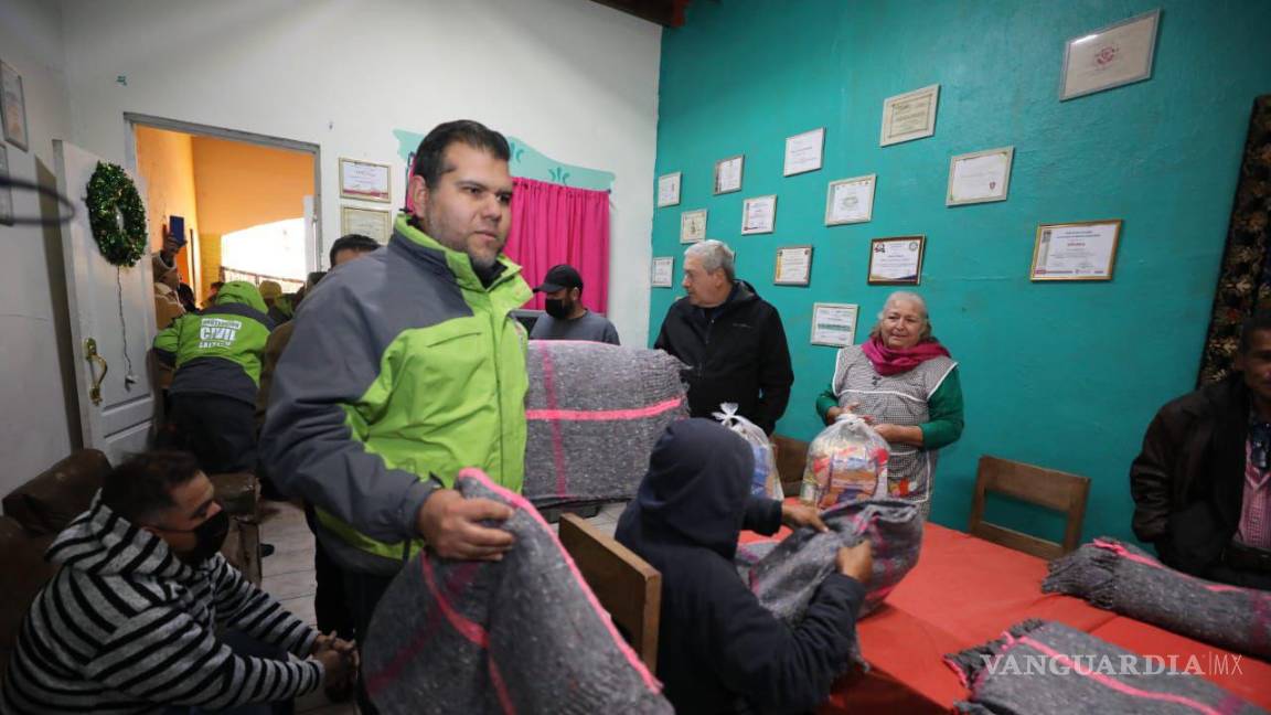 $!A través del Operativo Abrigo, Protección Civil traslada a ciudadanos en situación vulnerable, a alguno de los albergues de la ciudad.