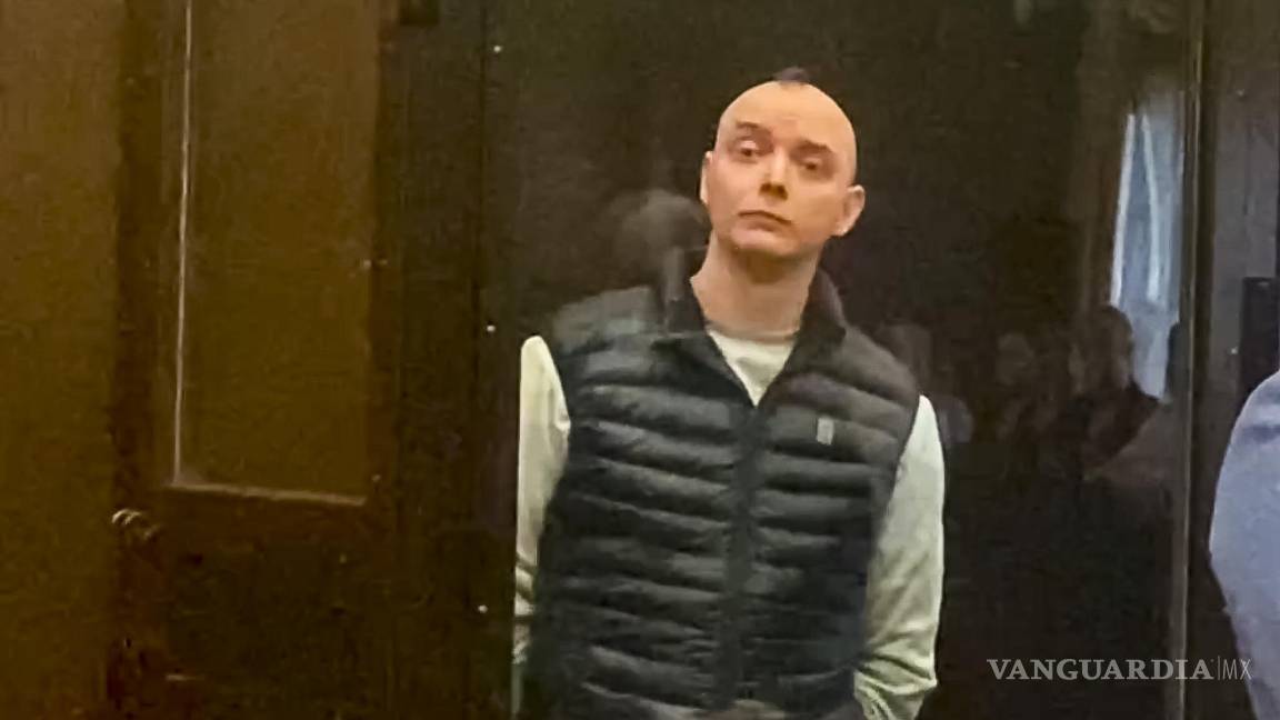 $!Ivan Safronov, asesor del director de la agencia espacial rusa en el tribunal antes de una audiencia en Moscú, Rusia, el lunes 5 de septiembre de 2022.