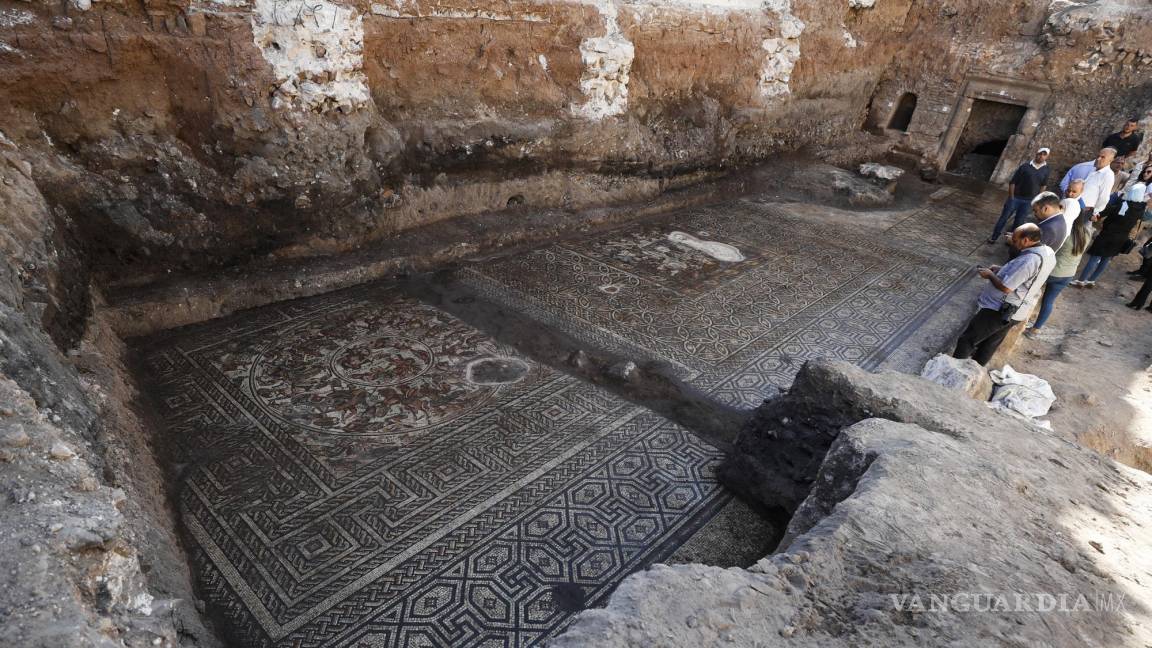 $!Gente contempla un enorme mosaico de la era romana en Rastan, Siria.