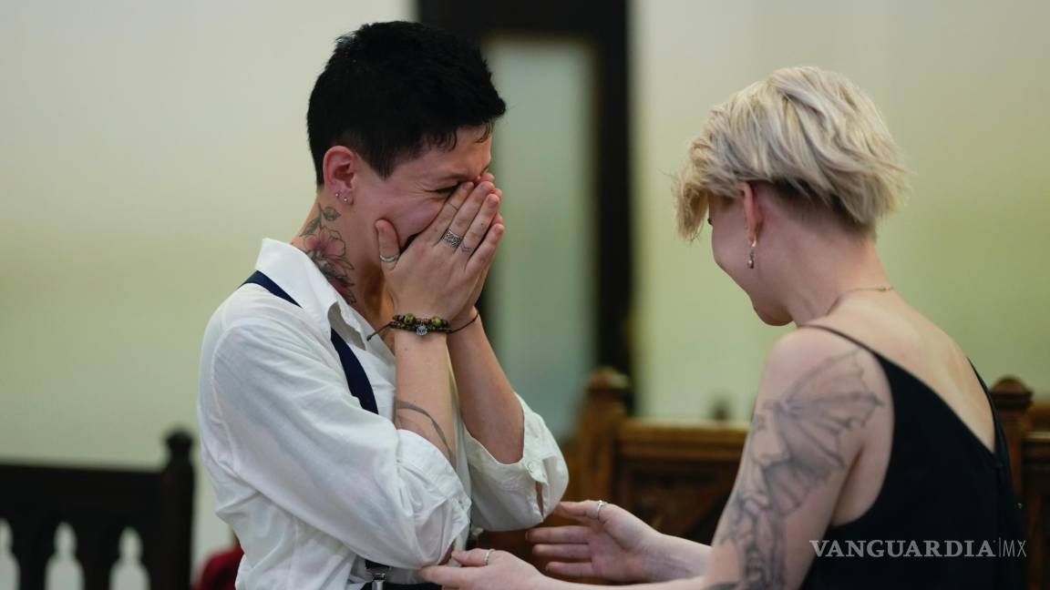 $!Las recién casadas Tatiana Skvortosovay Nadezhda Skvortosova, de nacionalidad rusa, reaccionan cuando un juez las declara esposas en un registro civil.