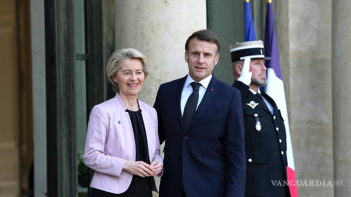 $!El presidente francés, Emmanuel Macron y la presidenta de la Comisión Europea, Ursula von der Leyen en una reunión en respuesta a la política de Trump en París.