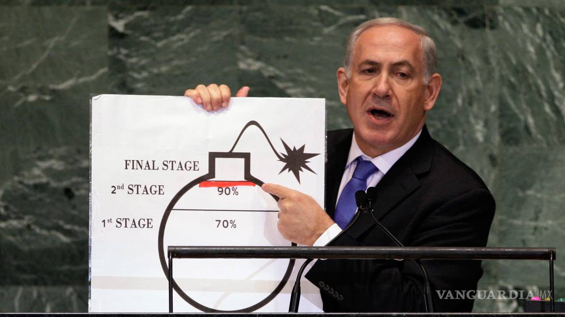 $!Benjamin Netanyahu, muestra una ilustración mientras expresa sus preocupaciones sobre las ambiciones nucleares de Irán, el 27 de septiembre de 2012.