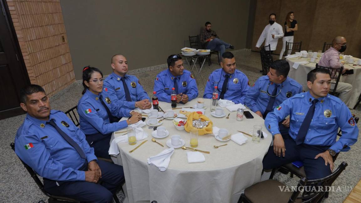 $!Autoridades Municipales y cuerpo de Bomberos se reunieron en la Estación 3 del Departamento de Bomberos de Saltillo para rendir homenaje a los elementos.