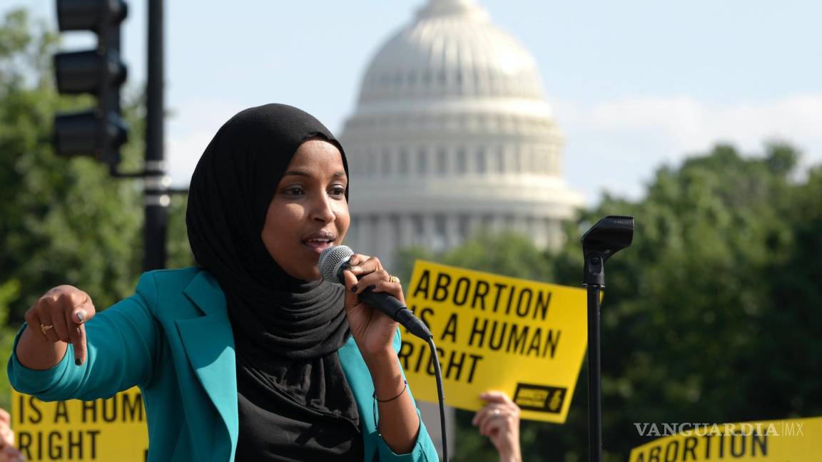 $!La congresista demócrata por Minnesota Ilhan Omar durante una manifestación contra el fallo que prohíbe el aborto, frente al Tribunal Supremo en Washington.
