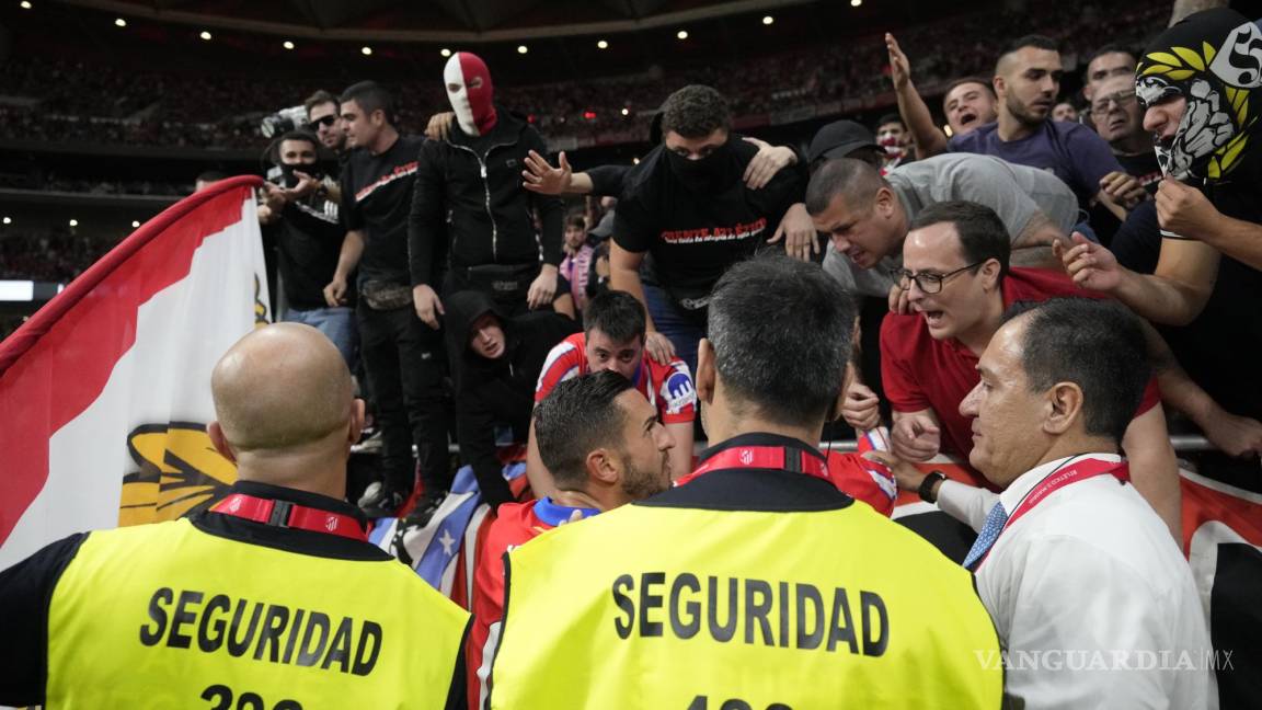 Ángel Correa evita la derrota del Atlético ante el Real Madrid en un derbi marcado por el caos en las gradas