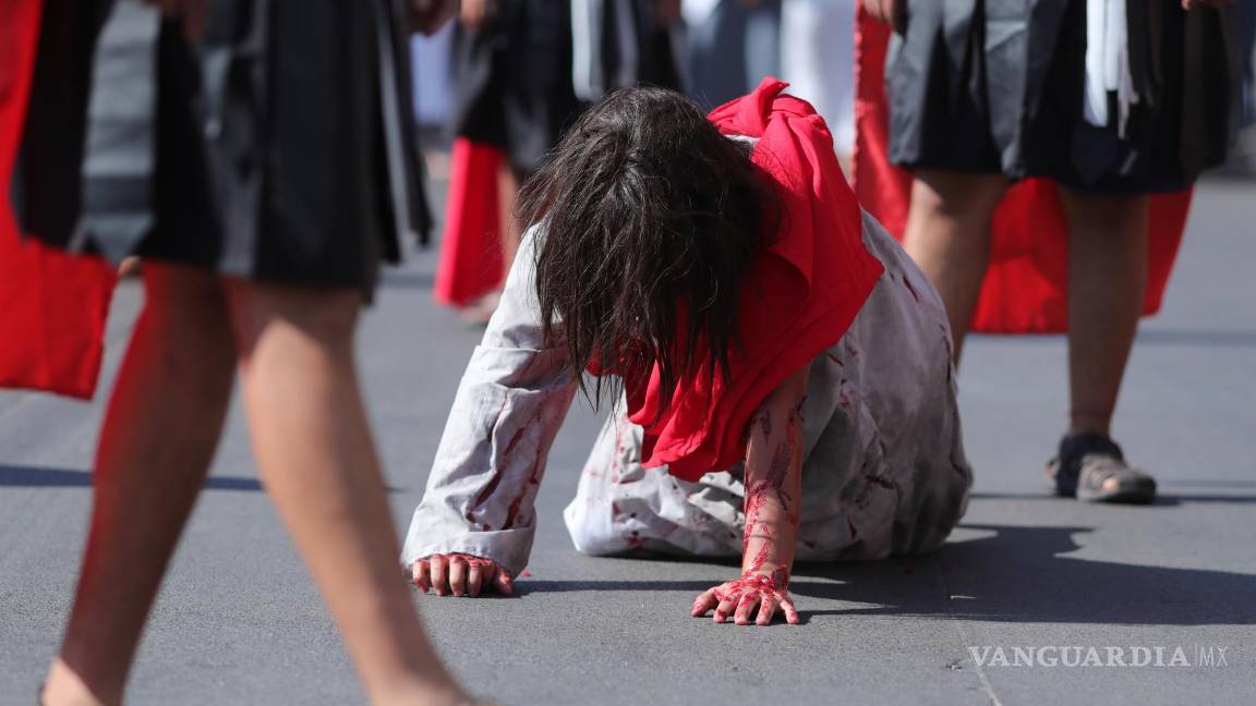 $!Un feligrés de la Iglesia El Calvario participa en una personificación del Viacrucis durante el Viernes Santo, como parte de las celebraciones de Semana Santa en Tegucigalpa, Honduras.
