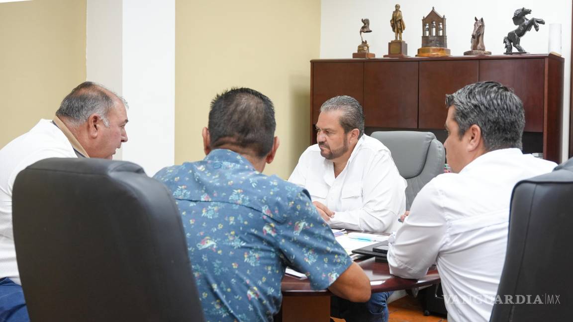 $!El alcalde Tomás Gutiérrez encabezó reunión de seguimiento con funcionarios de Embellecimiento Urbano y Alumbrado Público.