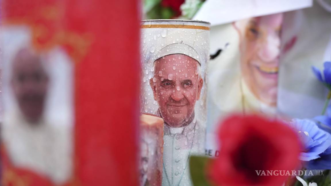 Papa se reúne con número 2 del Vaticano en el hospital para hablar de candidatos a la santidad