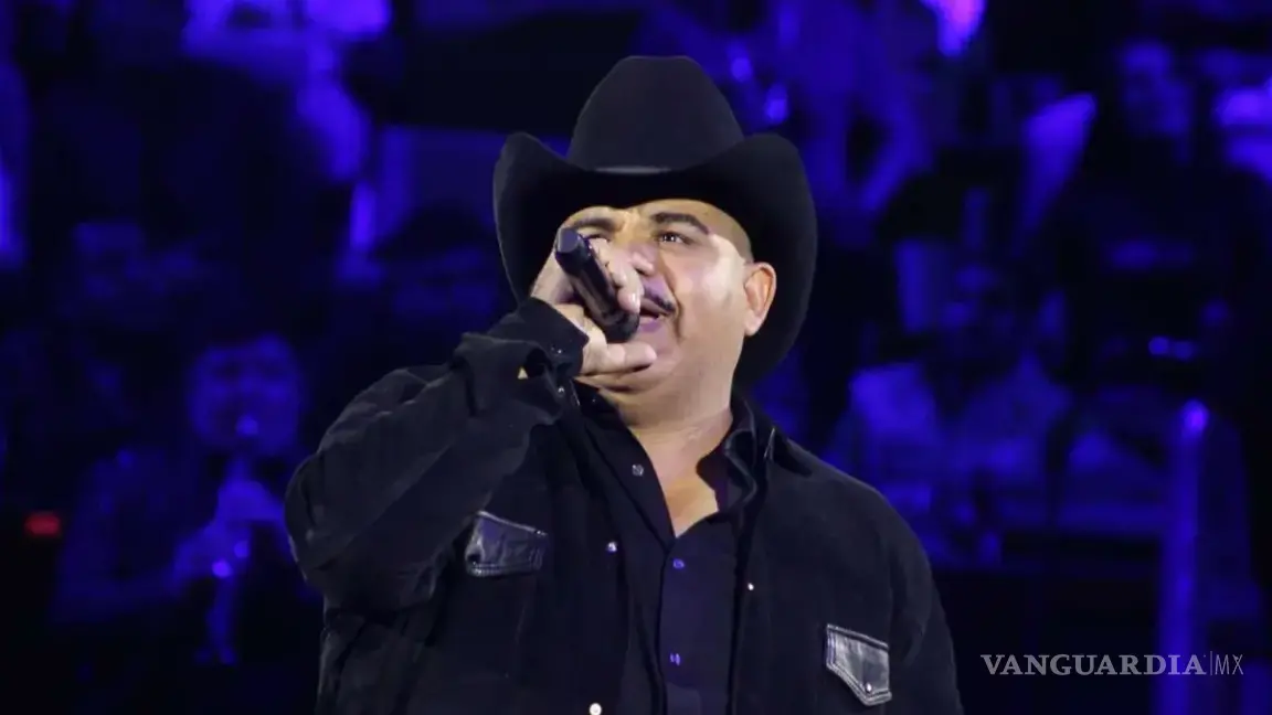 Cancelan a Chuy Lizárraga, cantante de regional mexicano, por presunto acto de homofobia en concierto