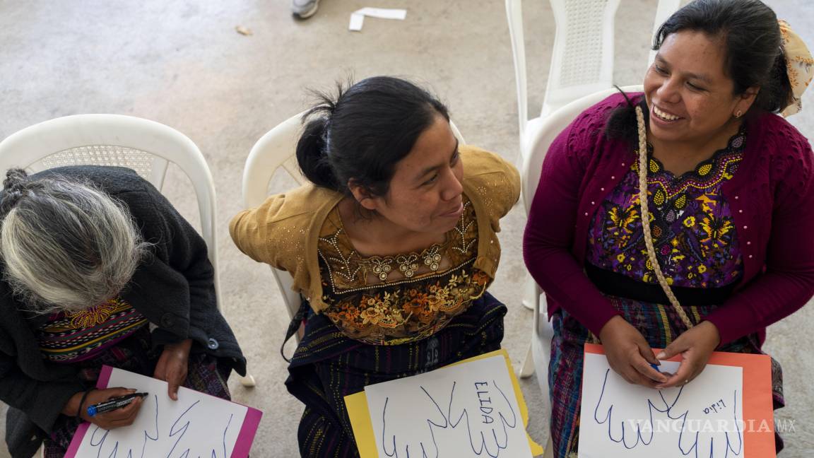 $!Mujeres indígenas en un grupo de apoyo organizado por la Red Jesuita de Migrantes que apoya a familiares de migrantes fallecidos al intentar llegar a EU.