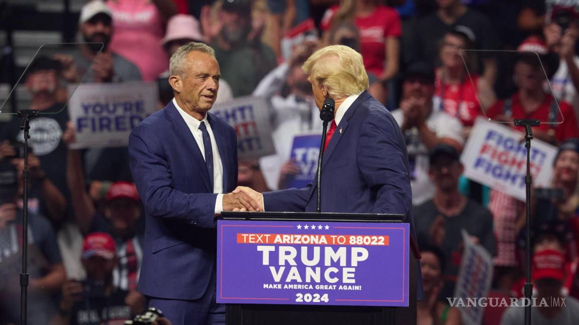 $!Robert F. Kennedy Jr. estrecha la mano con el candidato presidencial republicano Donald Trump (derecha) en un mitin en el Desert Diamond Arena en Glendale