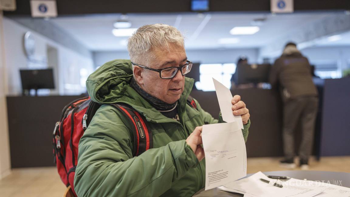 $!Carl Fleischer, de 59 años, vota durante la votación anticipada para las elecciones parlamentarias de Groenlandia en el ayuntamiento de Nuuk, Groenlandia.