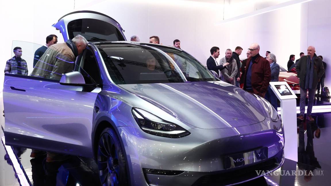 $!Un Model Y de la empresa automotriz estadounidense Tesla durante la inauguración del Salón del Automóvil de Bruselas 2023, en Bruselas, Bélgica.