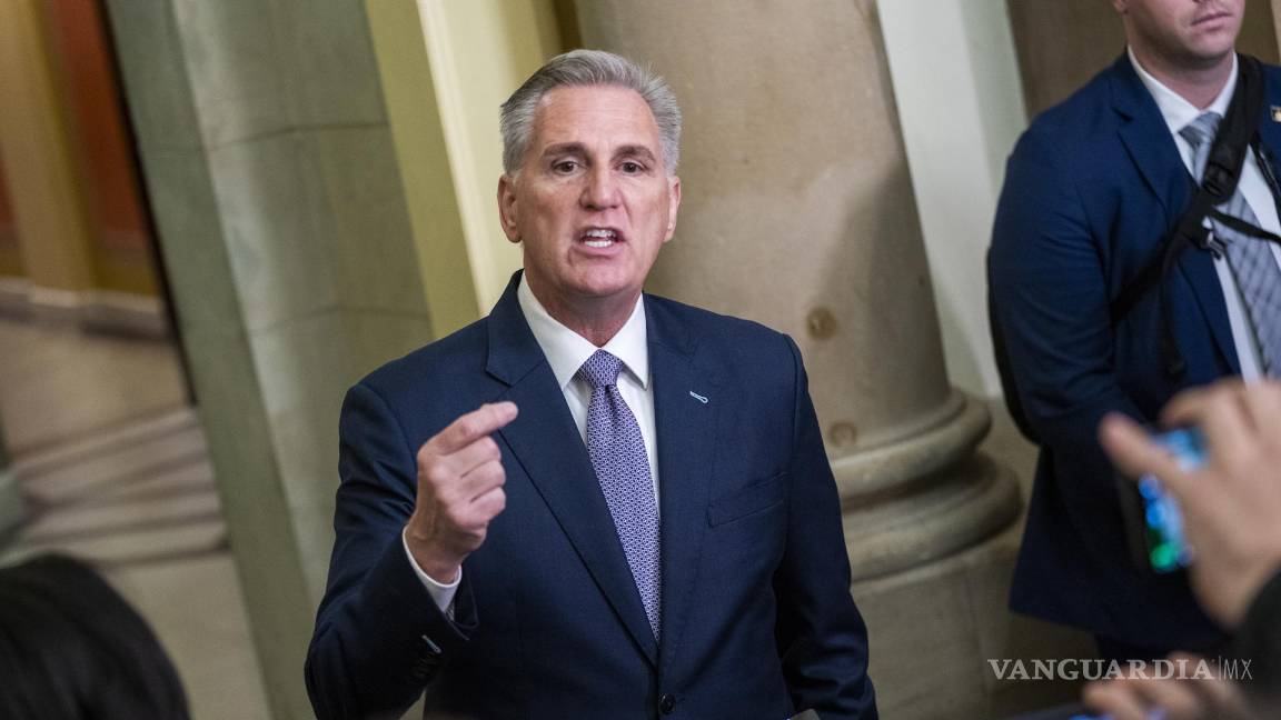 $!El presidente de la Cámara, Kevin McCarthy, responde a los medios de comunicación durante una rueda de prensa en el Capitolio en Washington.