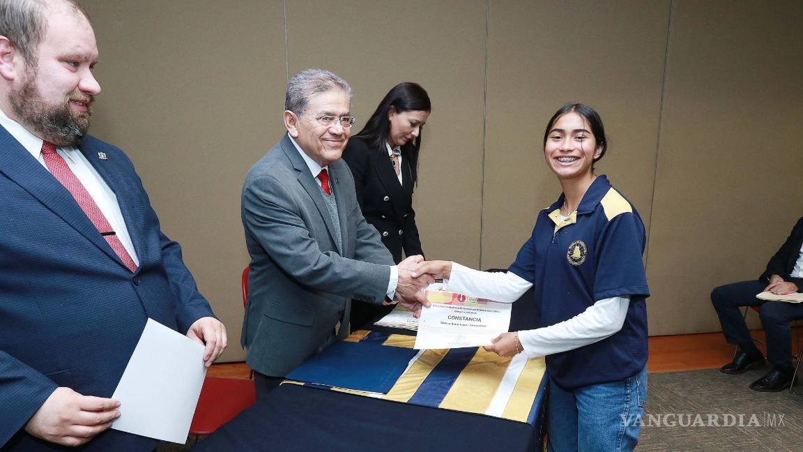 $!Maestros y alumnos que fueron capacitados en transparencia, recibieron su reconocimiento.