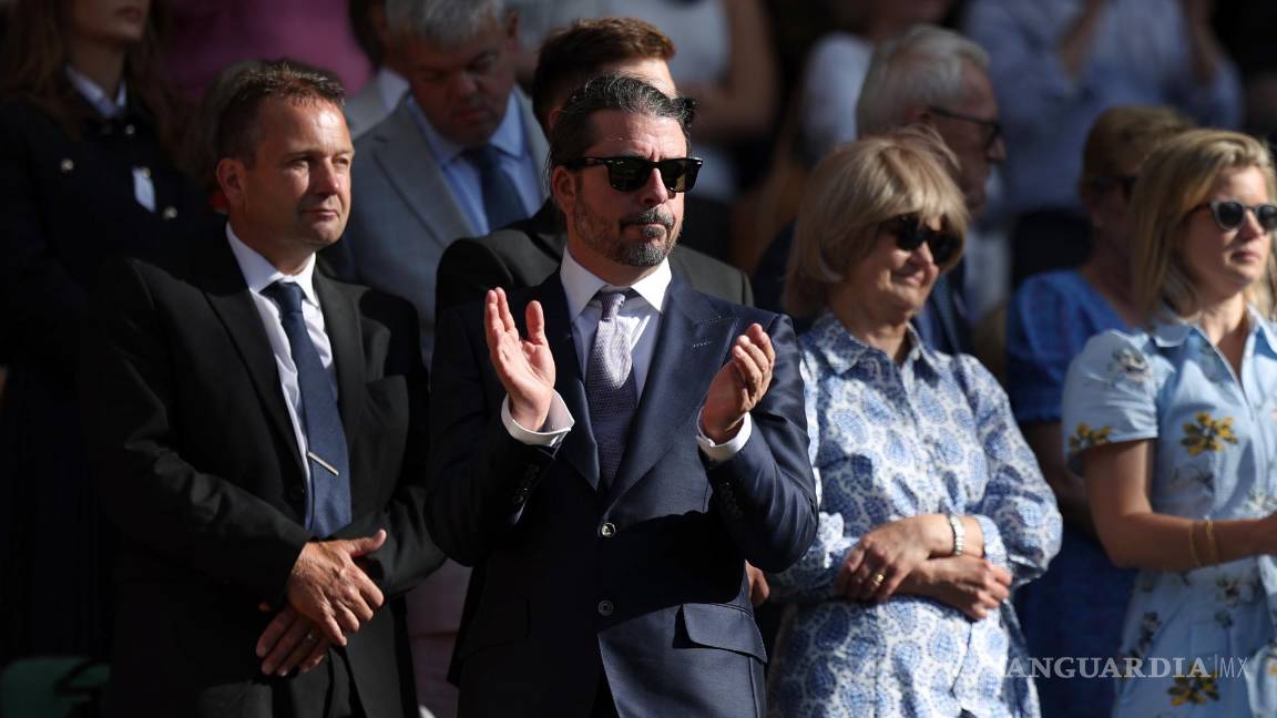 $!Famosos como el vocalista de Foo Fighters, Dave Grohl, se encontraban en Wimbledon admirando el tenis de Alcaraz.