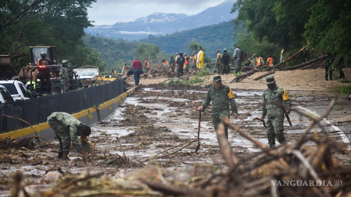 $!Por más de 10 horas, la Autopista del Sol quedo cerrada por los deslaves que ocasionaron las lluvias del huracán Otis.