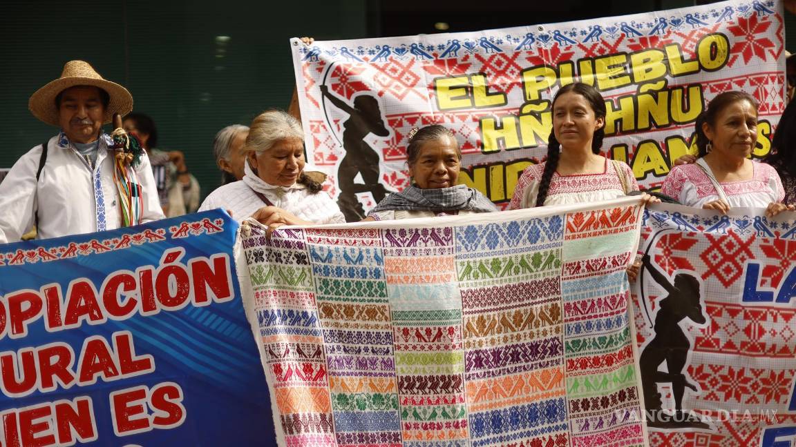 $!Frida Hyadi Díaz, artesana e integrante de la Asamblea del pueblo hñahñu, señaló que la apropiación cultural también es un acto de racismo y violencia de género.