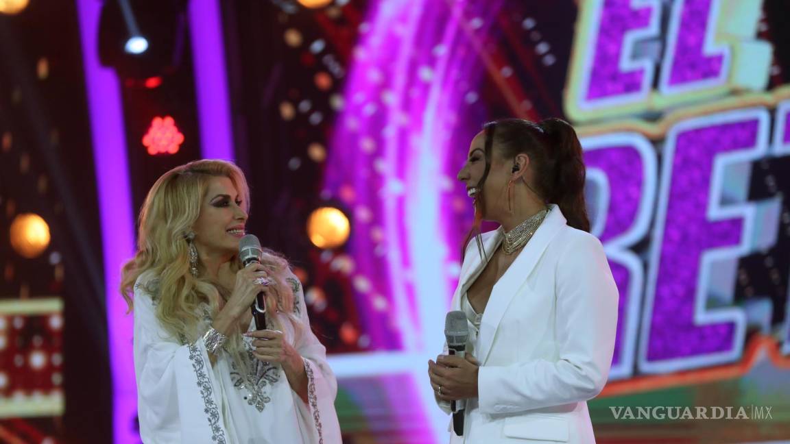 $!La cantante Dulce (i) y la conductora Consuelo Duval (d) participan en la presentación de programa El Retador en Ciudad de México (México).