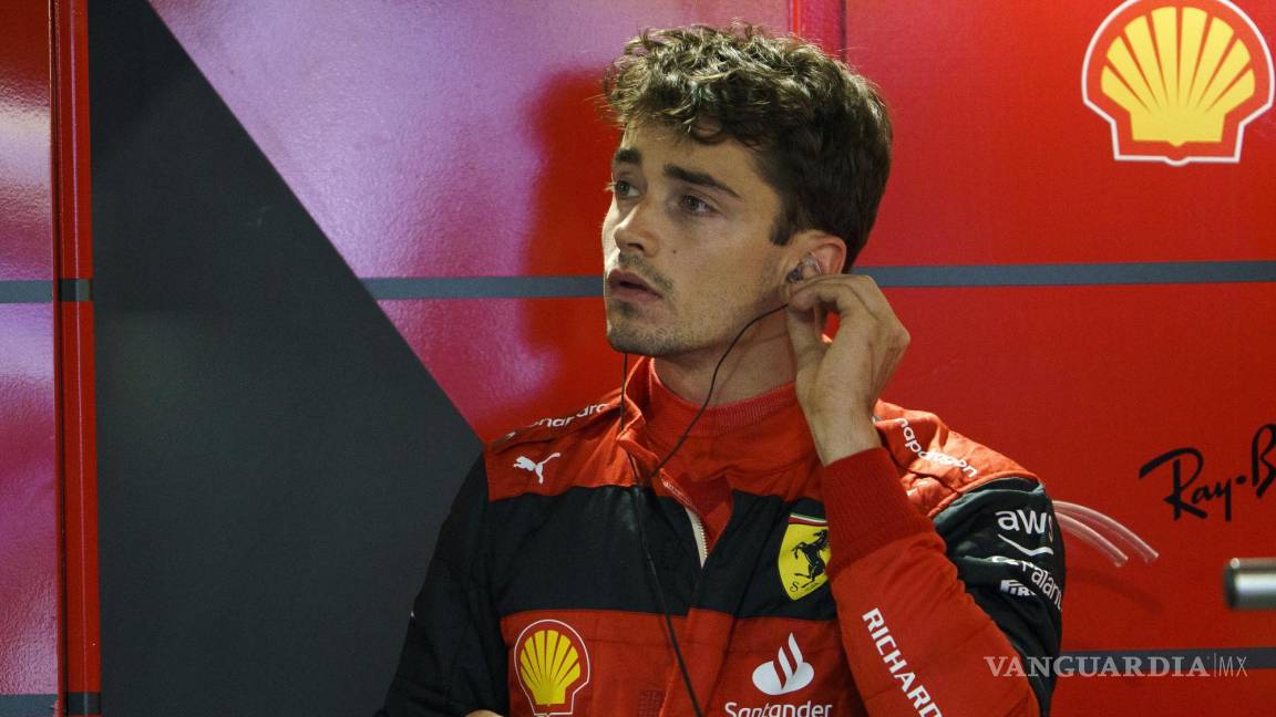 $!El piloto de Mónaco, Charles Leclerc, de la Scuderia Ferrari, se ve en el garaje durante la segunda sesión de práctica para el Gran Premio de F1 de Miami.