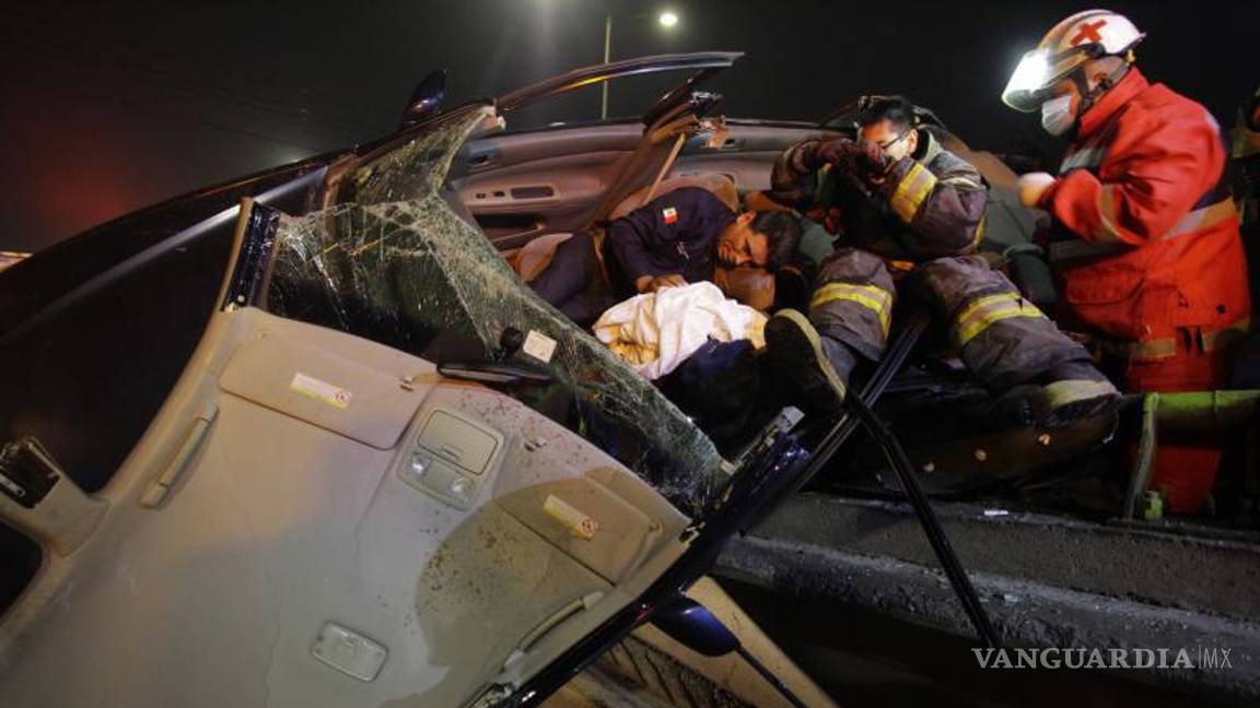 $!Una persona terminó herida de gravedad y otra más resultó lesionada cuando se trasladaban a un anexo para internar a uno de los tripulantes del vehículo.