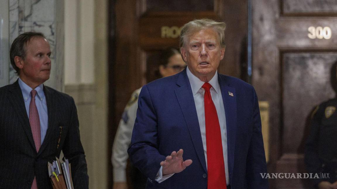 $!Donald J. Trump, habla con la prensa durante una pausa del juicio por fraude civil en curso en la Corte Suprema del Estado de Nueva York .