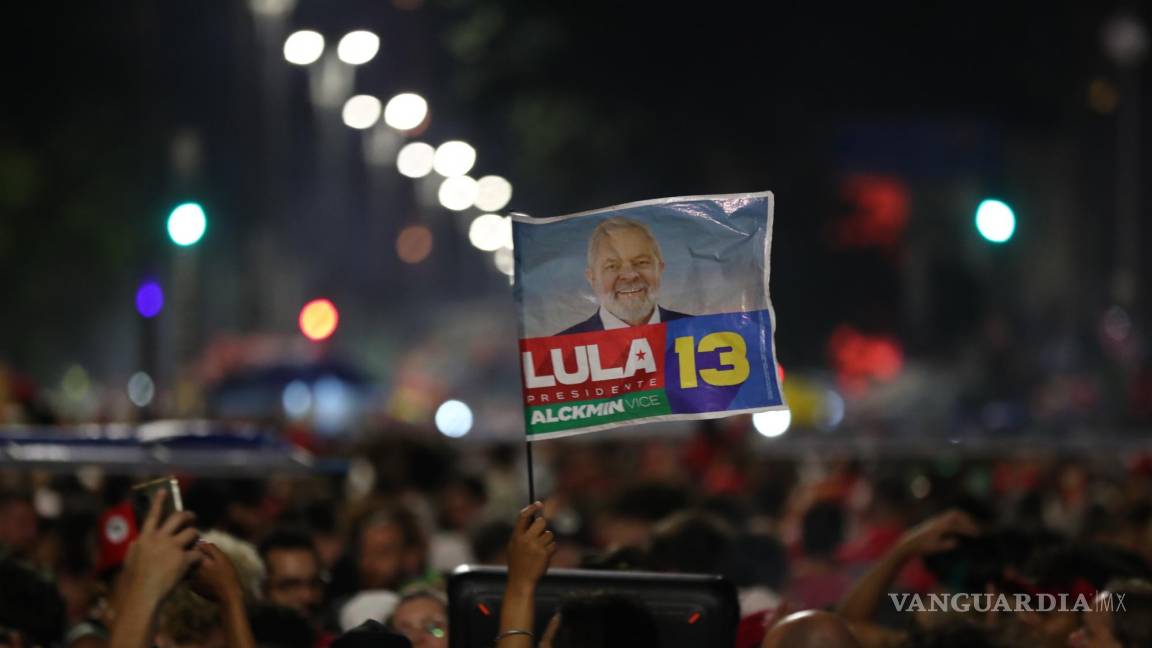 $!Simpatizantes de Luiz Inácio Lula da Silva celebran en la Avenida Paulista en Sao Paulo (Brasil).