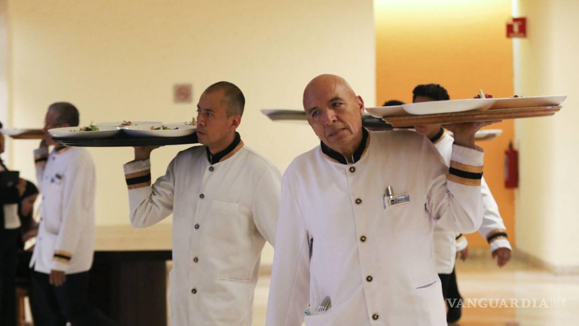 Aprueban Diputados reforma para prohibir pago con solo propinas; obligan a recibir un salario mínimo