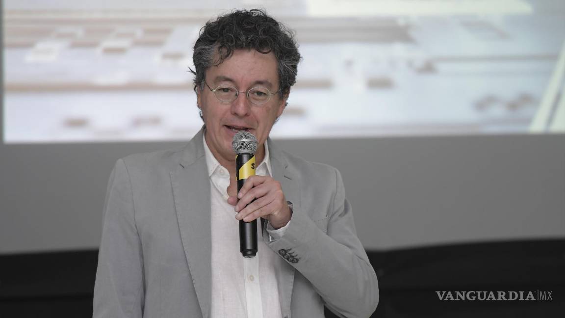 $!El profesor Jesús Humberto Aguilar durante su conferencia “Mente e Inteligencia Artificial” en el Tec de Monterrey, exploró los desafíos de la IA.