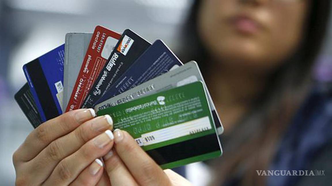 Prestar tu tarjeta de crédito podría meterte en problemas con el SAT