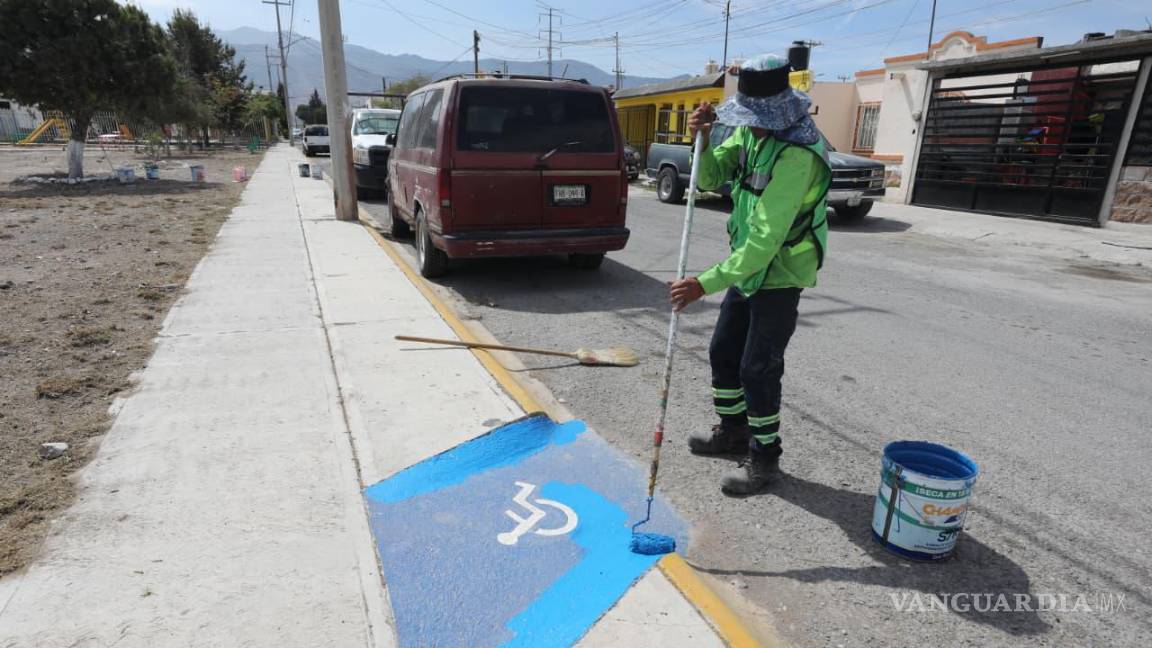 $!Personal municipal intervino diversas colonias del oriente de Saltillo con trabajos de limpieza, retiro de escombro y señalización de cruces peatonales como parte de los programas de mantenimiento urbano.