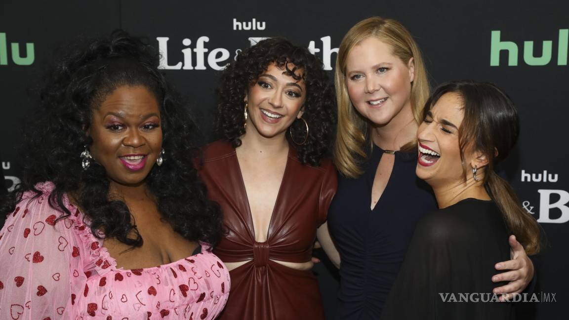 $!Yamaneika Saunders, Arielle Siegel, Amy Schumer y Sas Golderberg asisten al estreno de la serie original de Hulu “Life &amp; Beth” en el Teatro SVA.