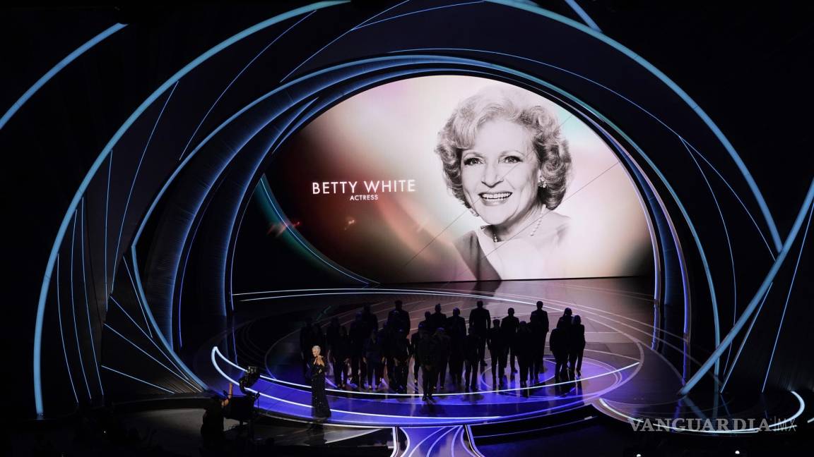 $!Betty White murió a los 99 años en diciembre de 2021 debido a un derrame cerebral, por lo que fue recordada en el In Memoriam.