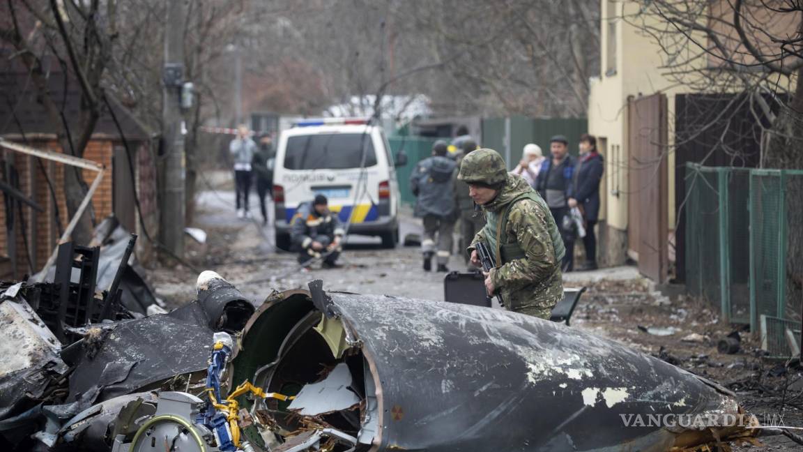 $!Un soldado del ejército ucraniano inspecciona fragmentos de un avión derribado en Kiev, Ucrania.