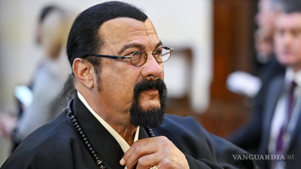 $!El actor estadounidense Steven Seagal llega a la ceremonia de toma de posesión de Vladimir Putin como presidente ruso en el Gran Palacio del Kremlin en Moscú.